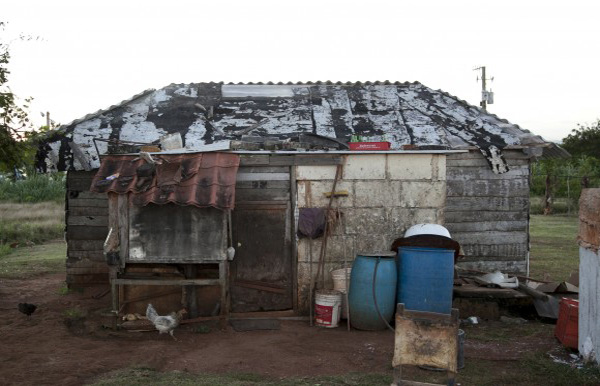Cara B. Foto: Alejandro Ramírez Anderson. Ambas fotos fueron tomadas en el Barrio marginal “Finca El Fundador” Canímar, Matanzas, Cuba durante el concierto que dio en el mismo Silvio Rodríguez en diciembre de 2013.Tomada del sitio cubano contra el terrorismo mediático Cubadebate. Disponible en http://www.cubadebate.cu/fotorreportajes/2013/12/10/silvio-en-finca-el-fundador-los-que-se-defienden/#.U0LKVMV68-c