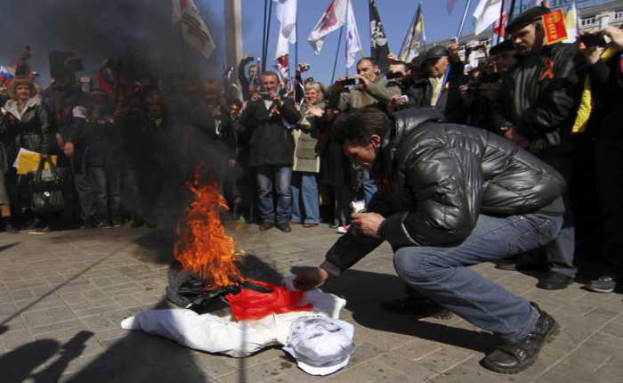 Donetsk - Mientras la multitud toma los edificios públicos, otros manifestantes queman la la efigie de Stepan Bandera, líder histórico de los fascistas que colaboraron con Hitler en la II Guerra Mundial. Por el contrario, en Kiev Bandera es hoy reivindicado.
