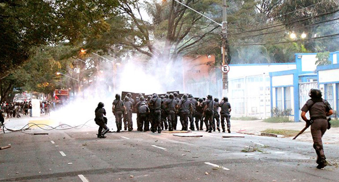 A polícia vem a universidade reprimir os trabalhadores, estudantes e professores em greve a mais de 90 dias