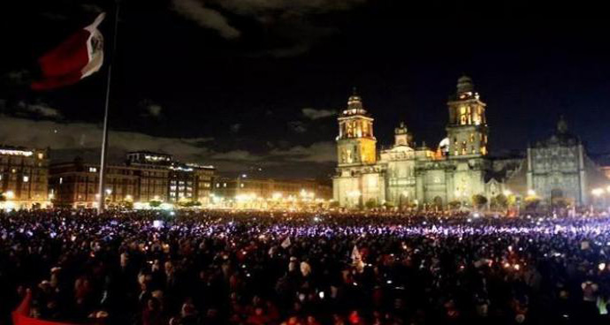 El Zócalo de la capital mexicana colmado por los manifestantes