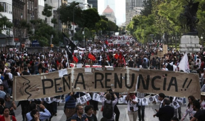 En la enorme marcha al Zócalo también se exigió la renuncia del presidente Peña Nieto.