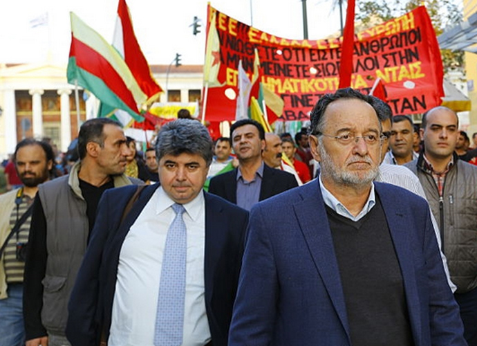 Panagiotis Lafazanis (adelante, a la derecha) un una manifestación de apoyo al pueblo kurdo. Lafazanis encabeza hoy la ruptura con Tsipras