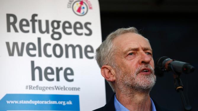 "Refugiados, bienvenidos aqui": otra tajante diferenciación respecto al gobierno de Cameron, pero también en relación a los social-liberales del laborismo.