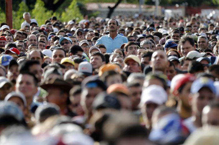 Venezuelans cross the Simon Bolivar bridge linking San Antonio del Tachira, in Venezuela with Cucuta, Colombia, to buy basic supplies, Sunday, July 17, 2016. (AP Photo/Ariana Cubillos)